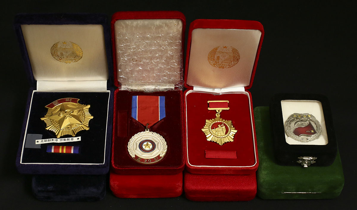 レア？★北朝鮮　勲章　詳細不明　箱入　ハングル 貨幣博物館 | NORTH KOREA 北朝鮮 お土産などと思われる勲章14種