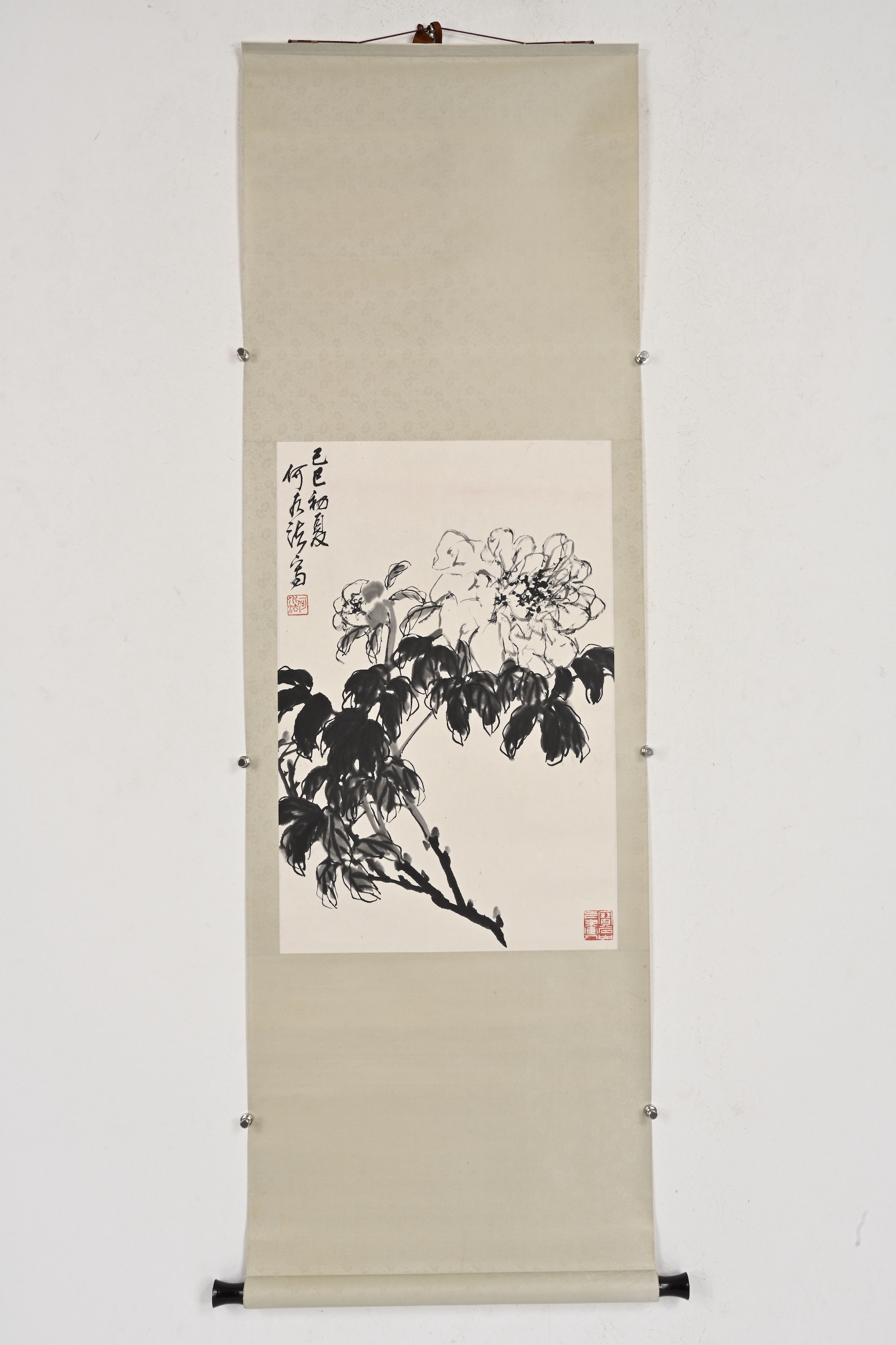 貨幣博物館| 墨牡丹款識：己巳初夏，何水法寫。 鈐印：「何水法