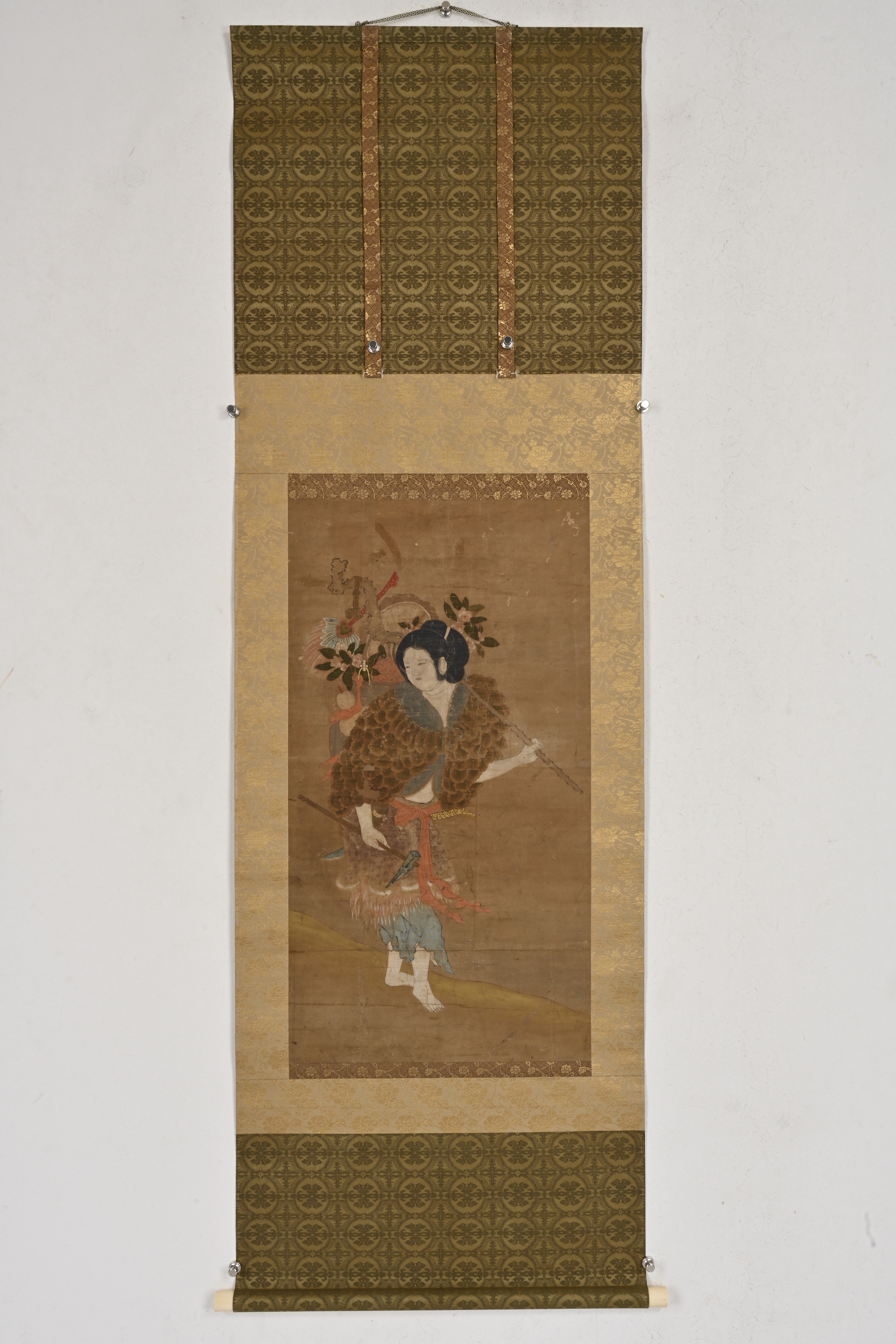 華三川が制作した『麻姑献寿』の絹織り絵で、杭州絹織工芸廠によって製造されたもの 貨幣博物館 | 麻姑獻壽 說明：帶木箱