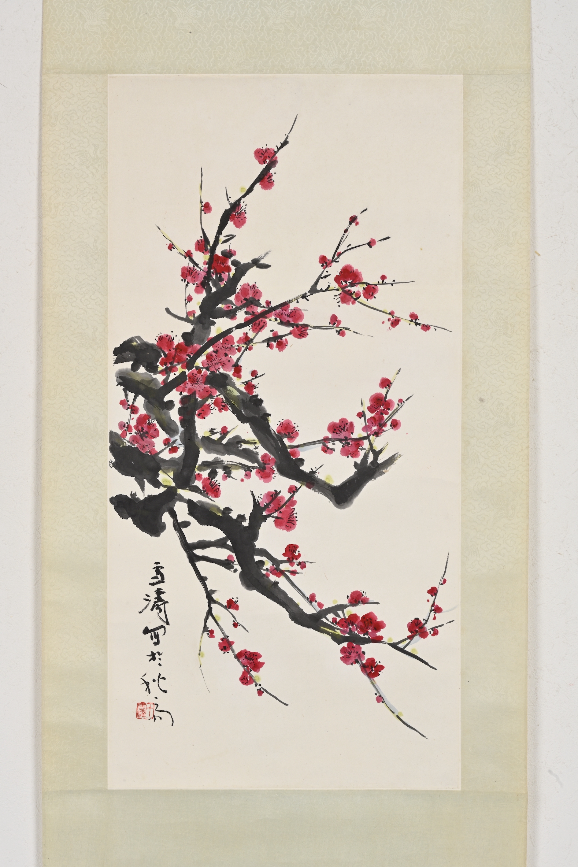 中国美術 唐物 掛軸 掛け軸　名画 肉筆保証　王雪涛 【おうせっとう】　花鳥画 古美術 掛け軸 中国・近現代 「王雪涛書」 紙本 虫草花卉図 立軸
