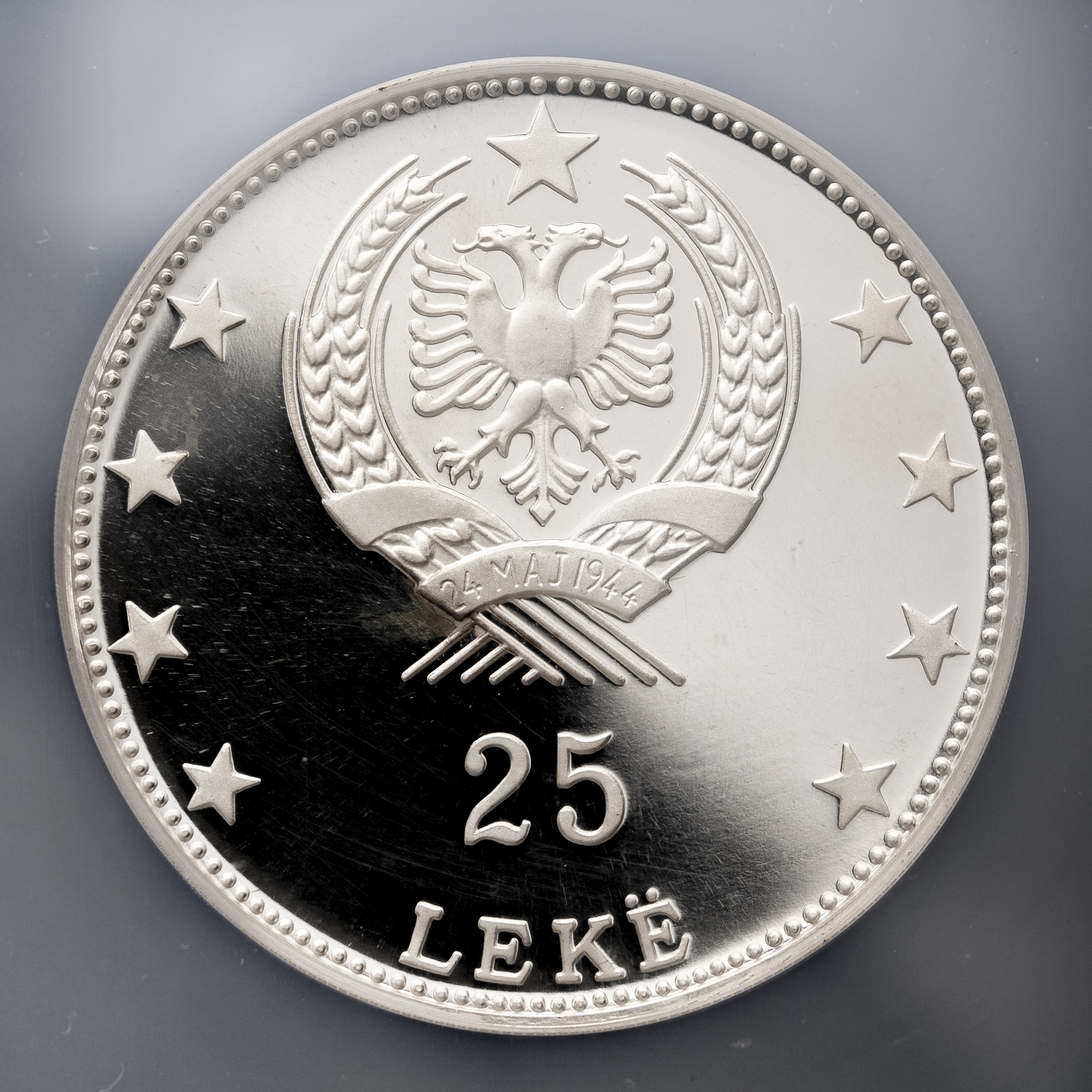 貨幣博物館 | ALBANIA アルバニア 25Leke 1968 剣舞