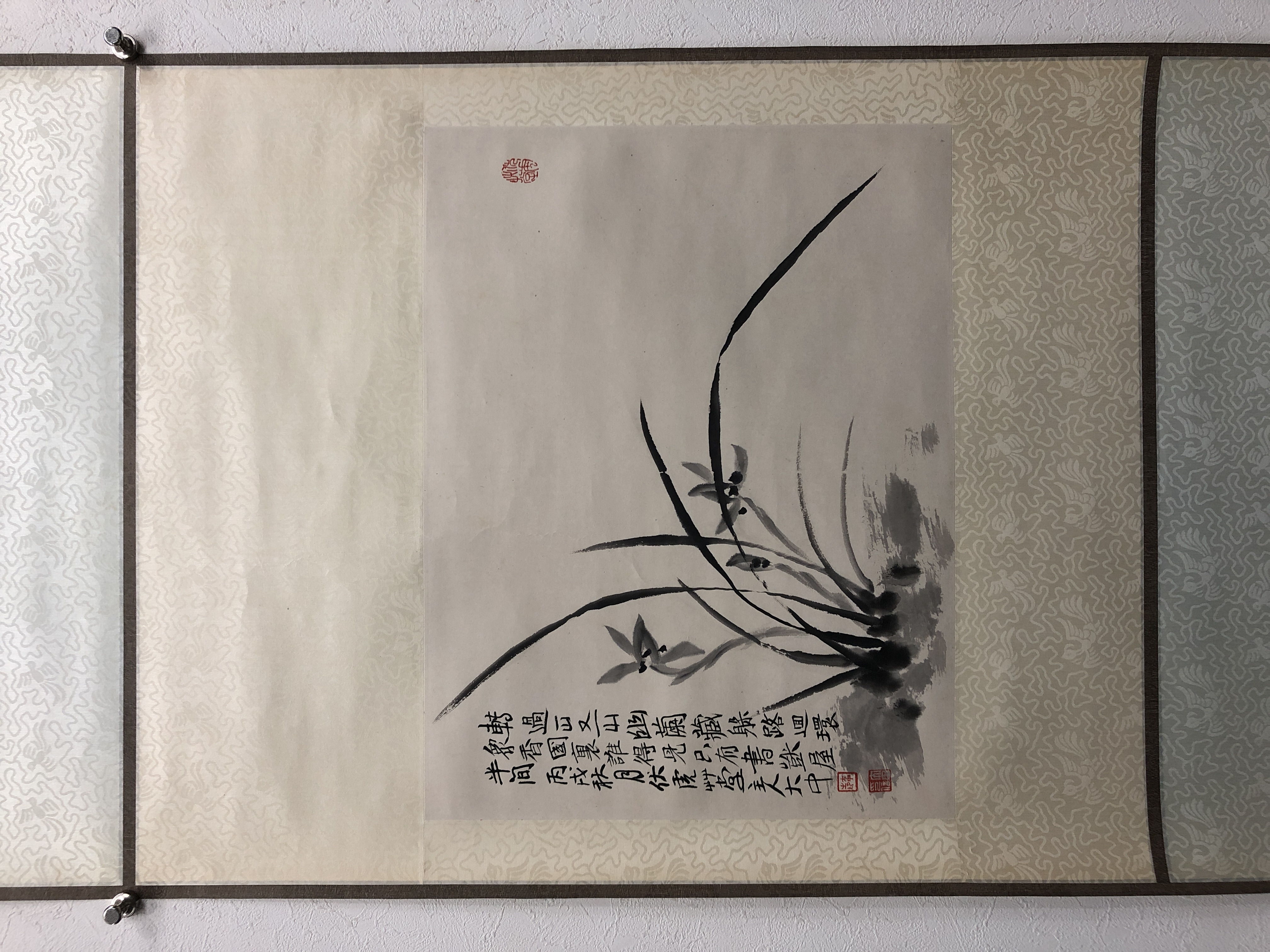 貨幣博物館| 墨蘭款識：轉過一山又一山，幽蘭藏躲路迴環。眾香國裏誰得