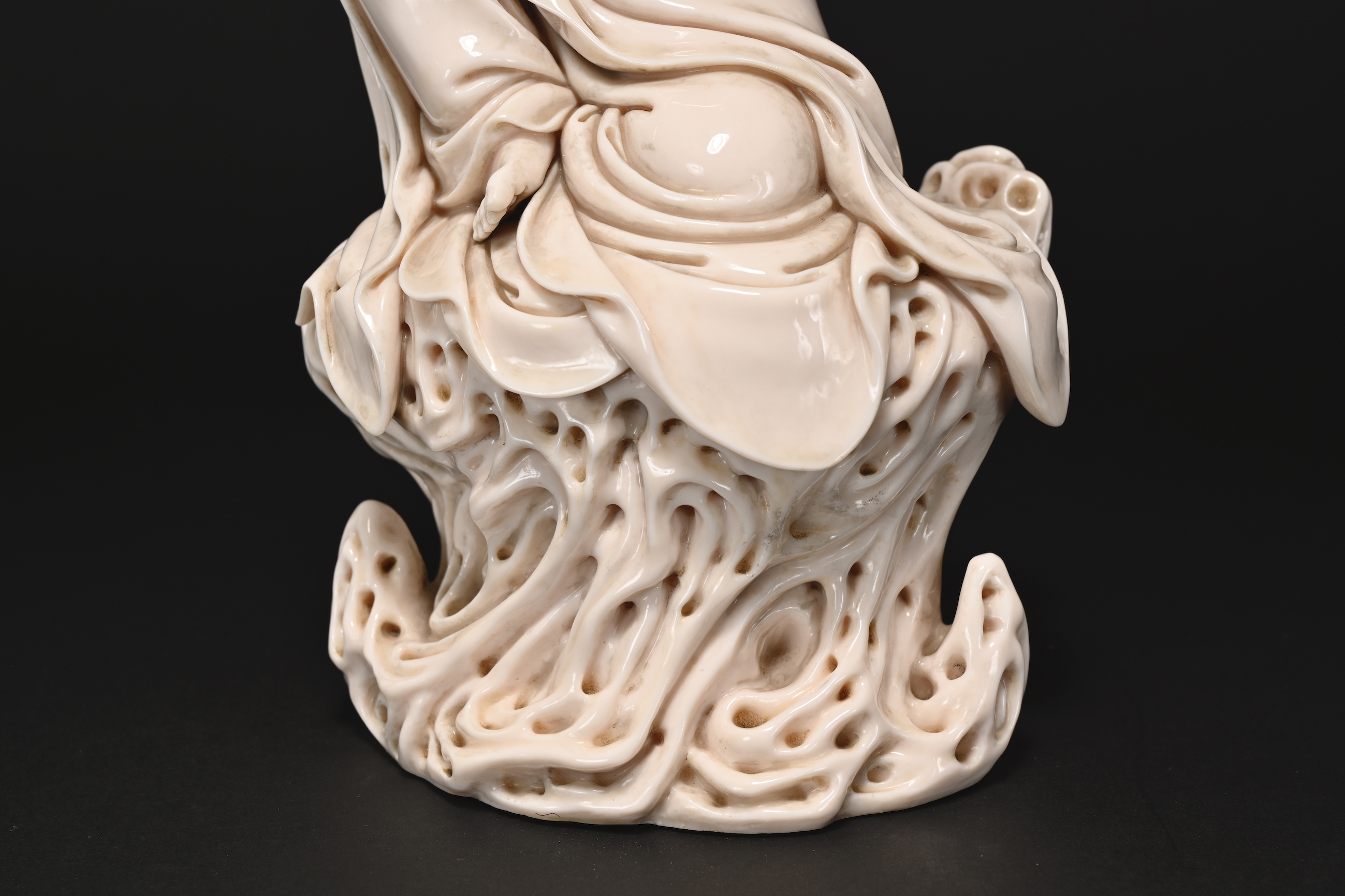 彌勒佛 陶瓷 德化窯 時代物 中國古玩 古美術 何朝宗印在銘 彌勒佛 陶瓷 德化窯 時代物 中國古玩 古美術 何朝宗印在銘