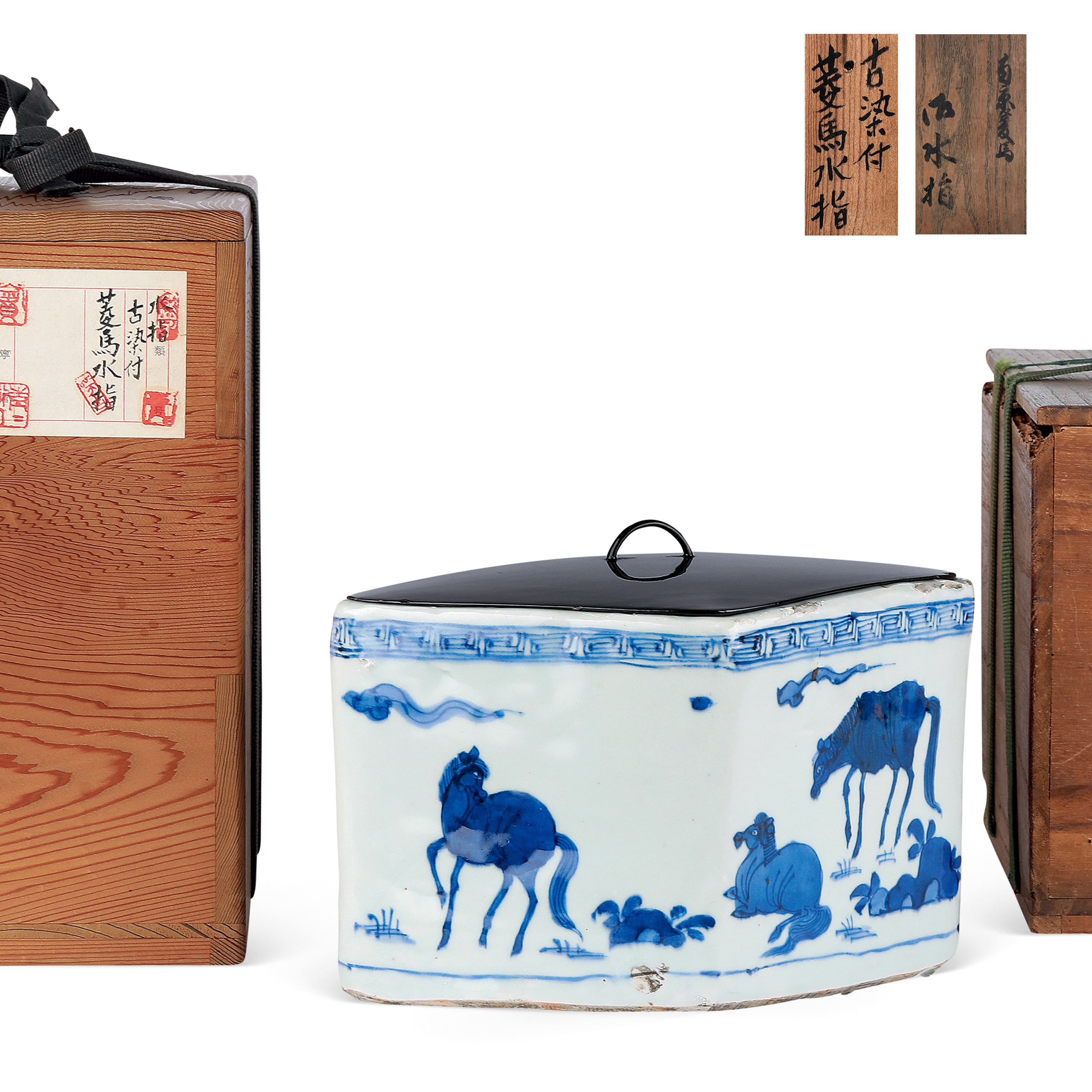d377 菱馬水指 染付 共菱蓋・塗蓋付 木箱 茶道具 古物 貨幣博物館 | 明 古染付菱馬水指 付雙重盒 蓋 同一箱識