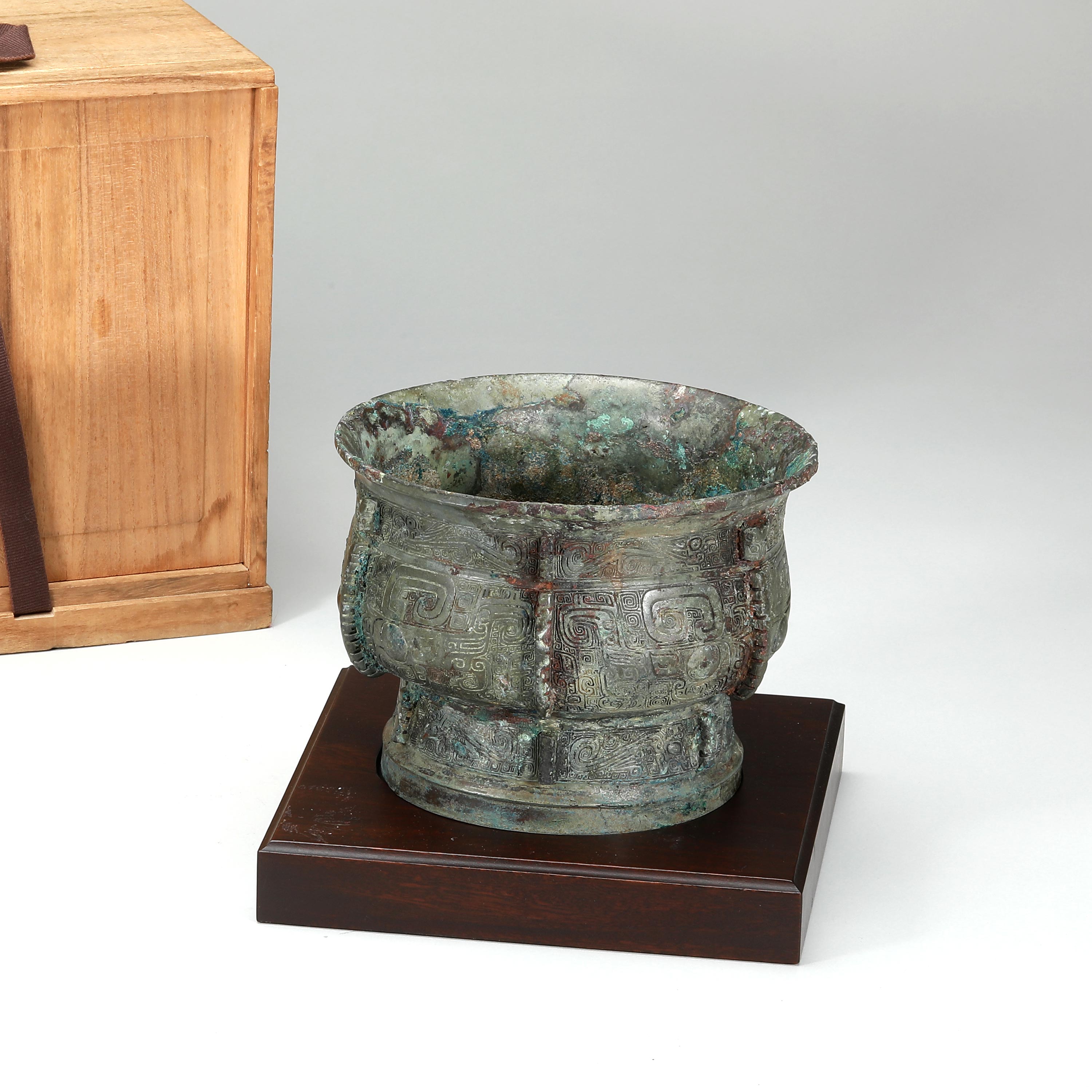 貨幣博物館 | 商 饕餮紋出戟青銅簋 W:17 H:12.5 返品不可 Sold