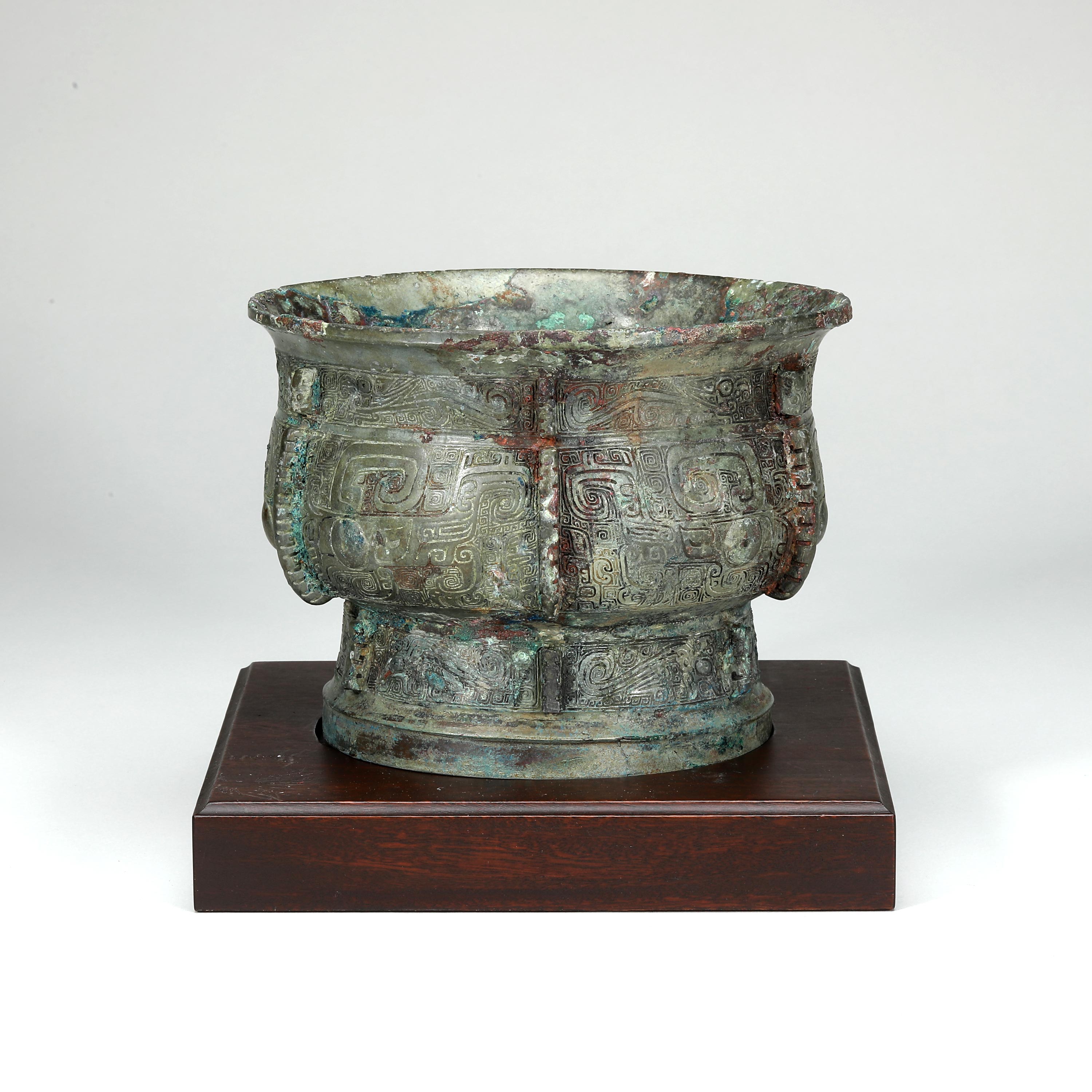 貨幣博物館 | 商 饕餮紋出戟青銅簋 W:17 H:12.5 返品不可 Sold