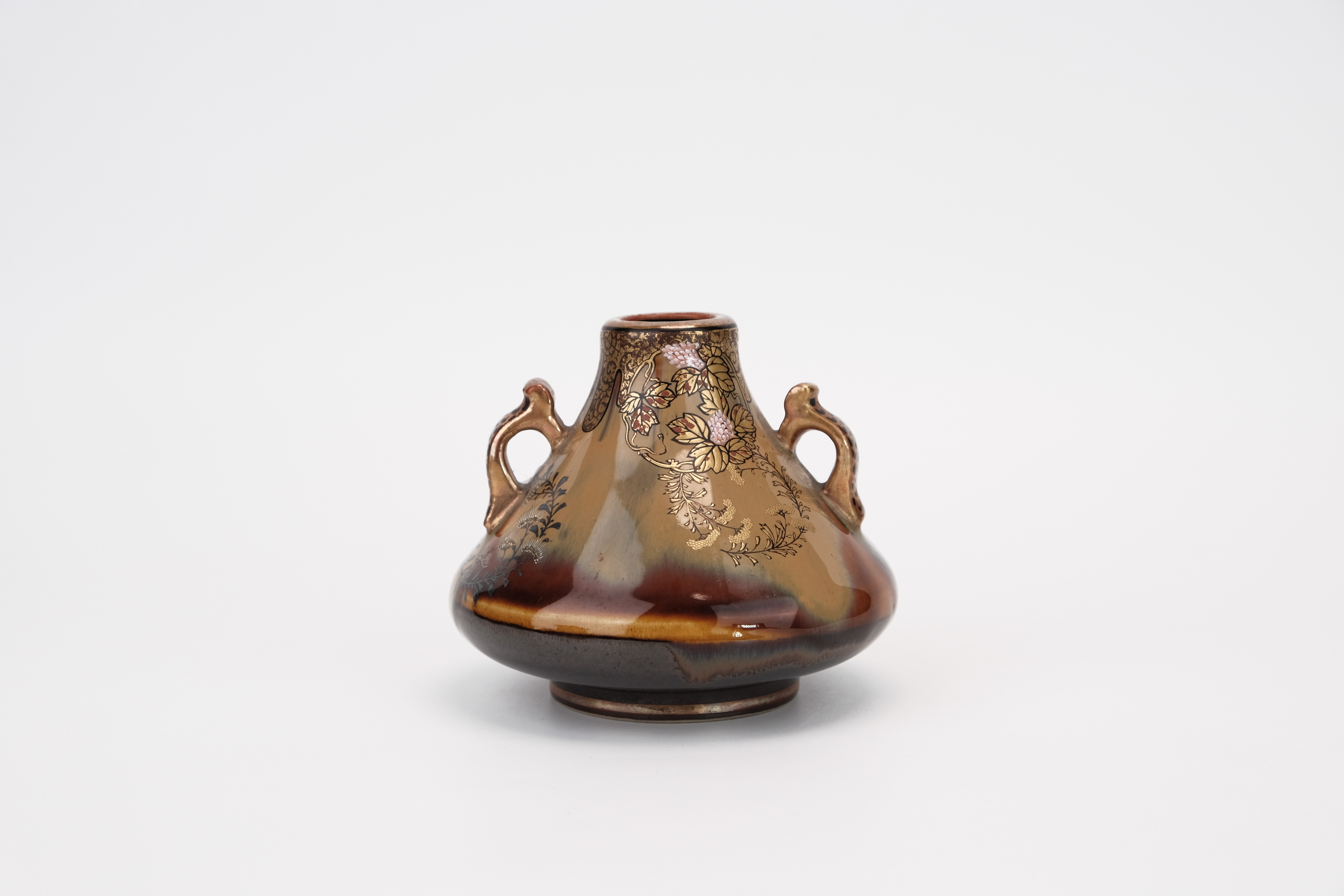 貨幣博物館 | 納賀製 九谷色絵金襴手草花文耳付一輪挿し（共箱）