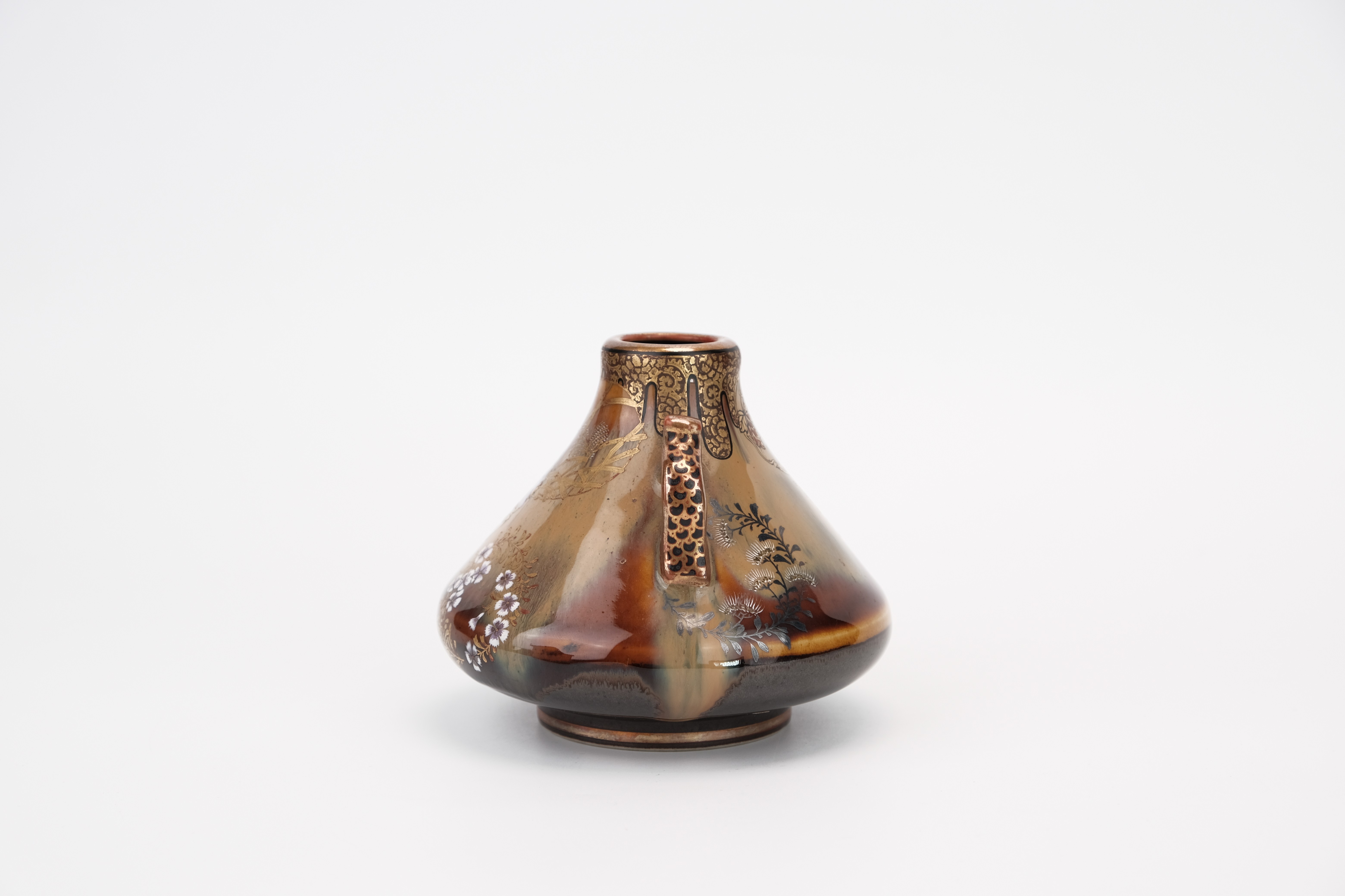 貨幣博物館 | 納賀製 九谷色絵金襴手草花文耳付一輪挿し（共箱）