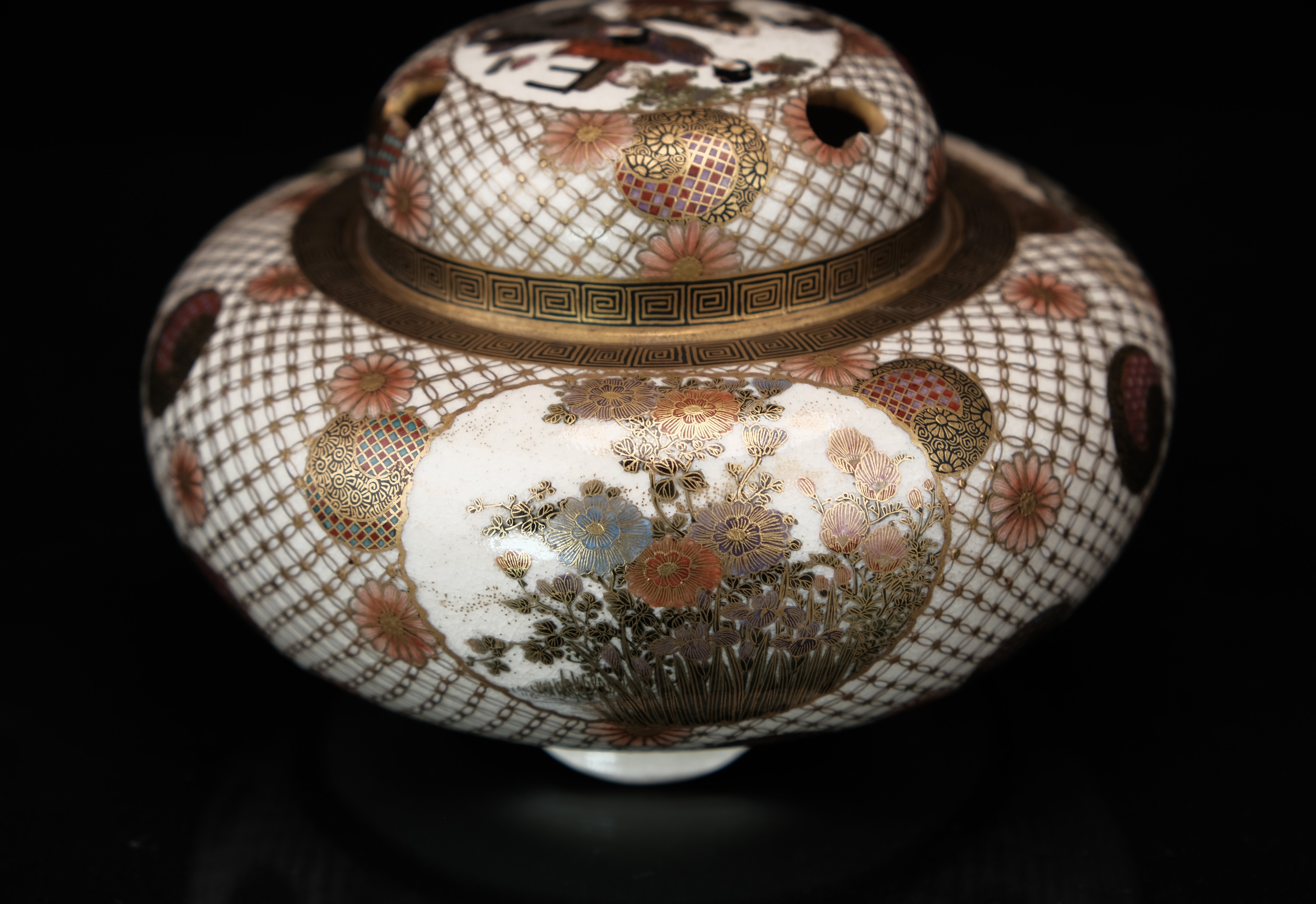金富士】値下げ中 明治期 薩摩焼 丸十字家紋 色絵金彩人物図瓢箪