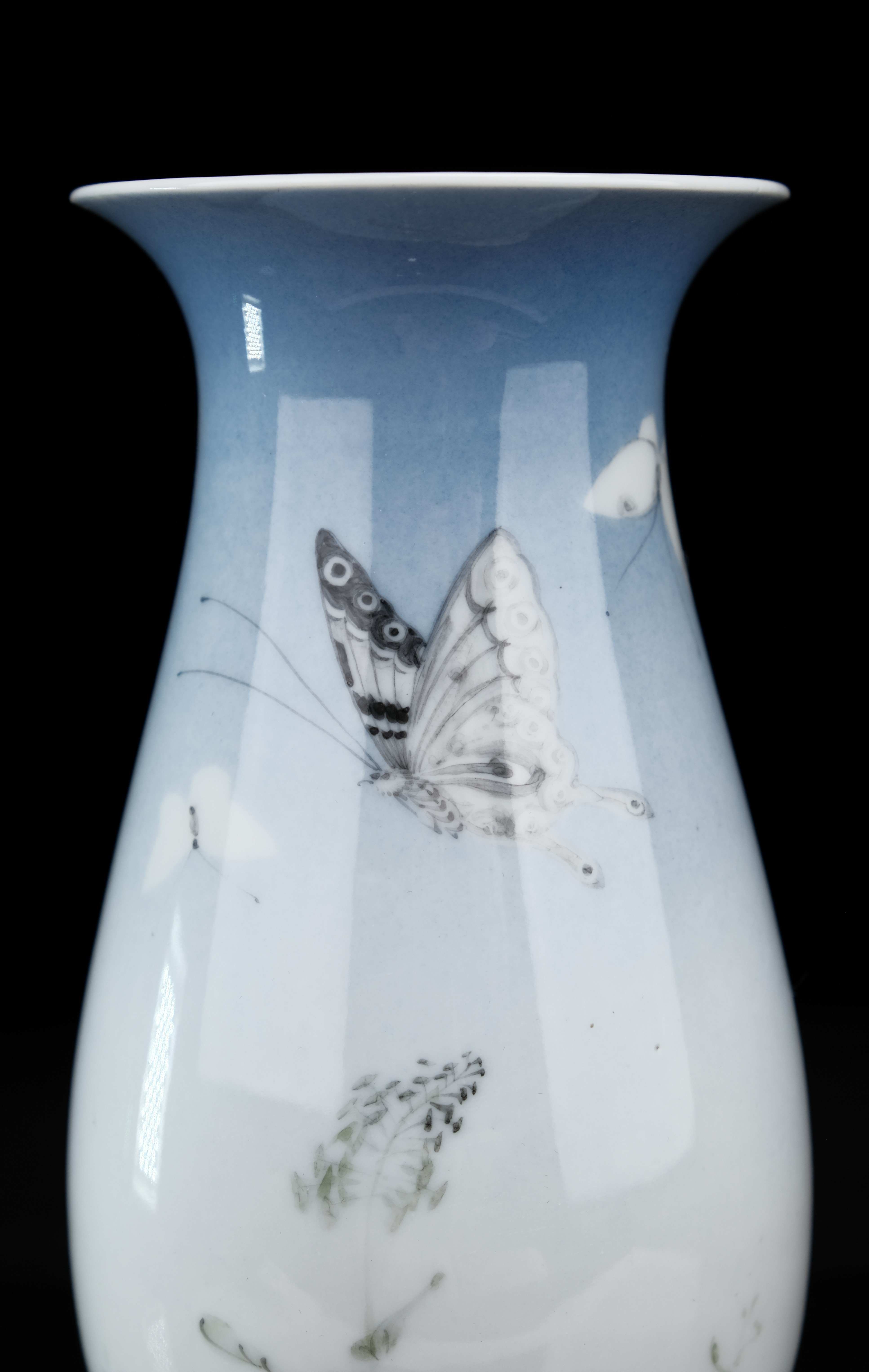 貨幣博物館 | 美濃西浦焼花蝶紋釉下彩花瓶 日瓷