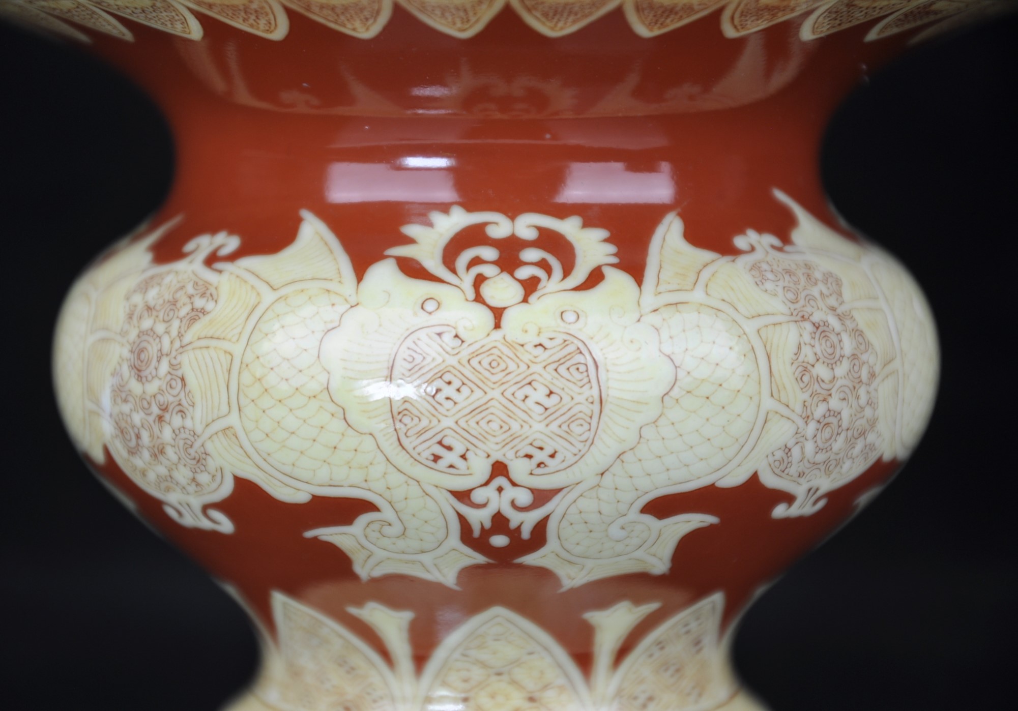 貨幣博物館 | 真葛香山製紅釉龍紋花瓶 日瓷