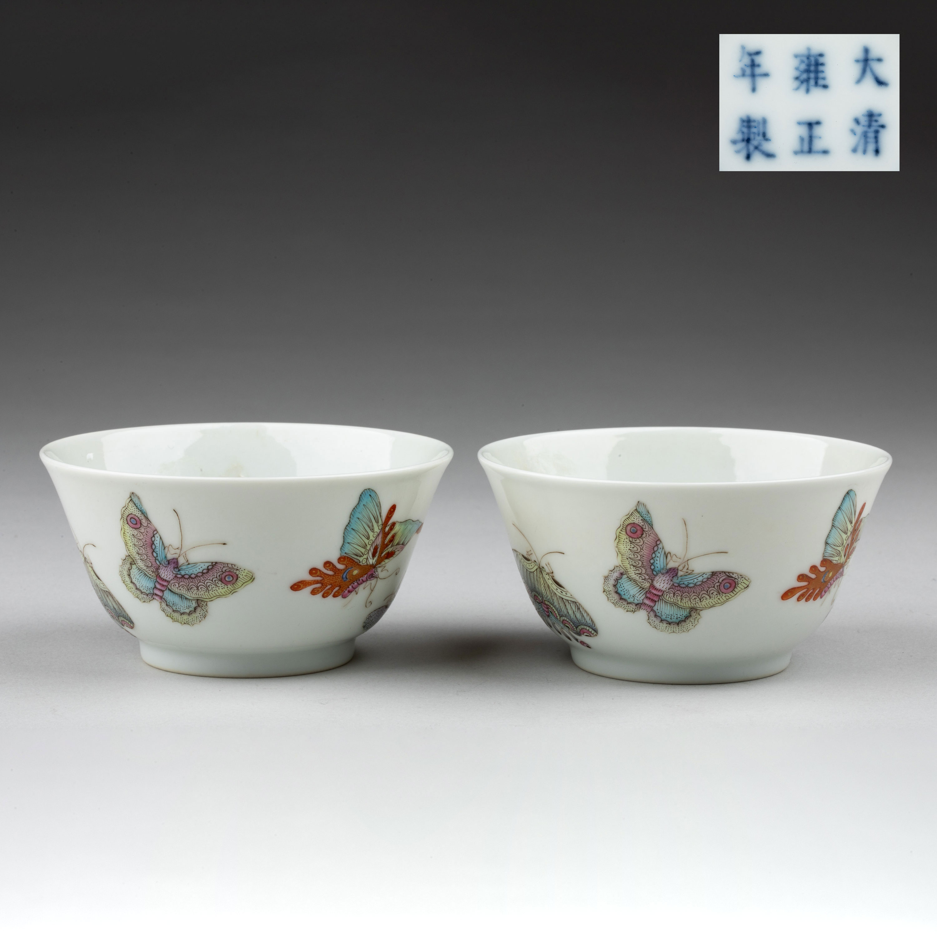 粉彩蝶々花樹紋杯 一対 雍正御製 款 清時代 擺件 中国古玩 中国美術 A827 粉彩蝶々花樹紋杯 一対 雍正御製 款 清時代 擺件 中国古玩 中国美術