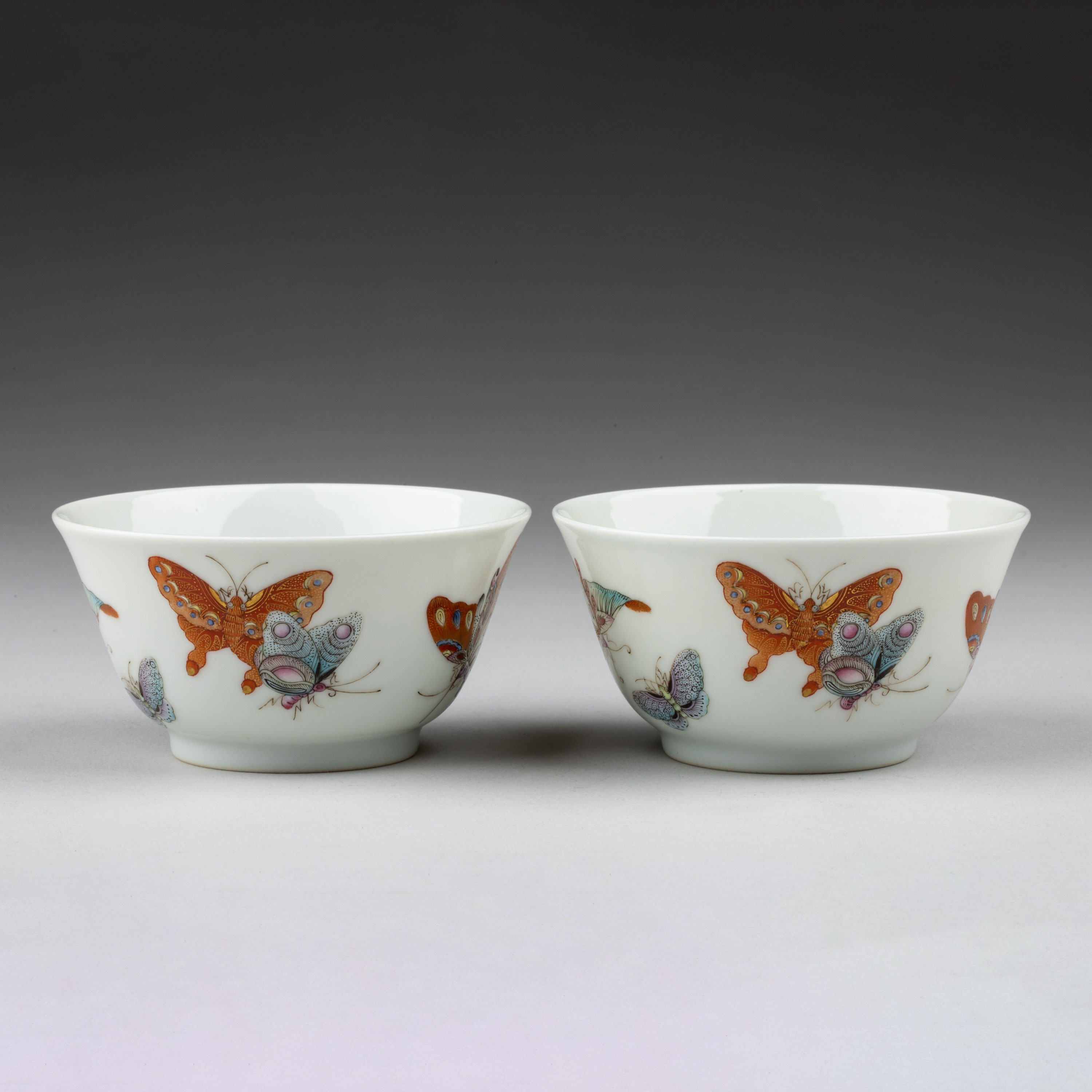 粉彩蝶々花樹紋杯 一対 雍正御製 款 清時代 擺件 中国古玩 中国美術 A827 粉彩蝶々花樹紋杯 一対 雍正御製 款 清時代 擺件 中国古玩 中国美術