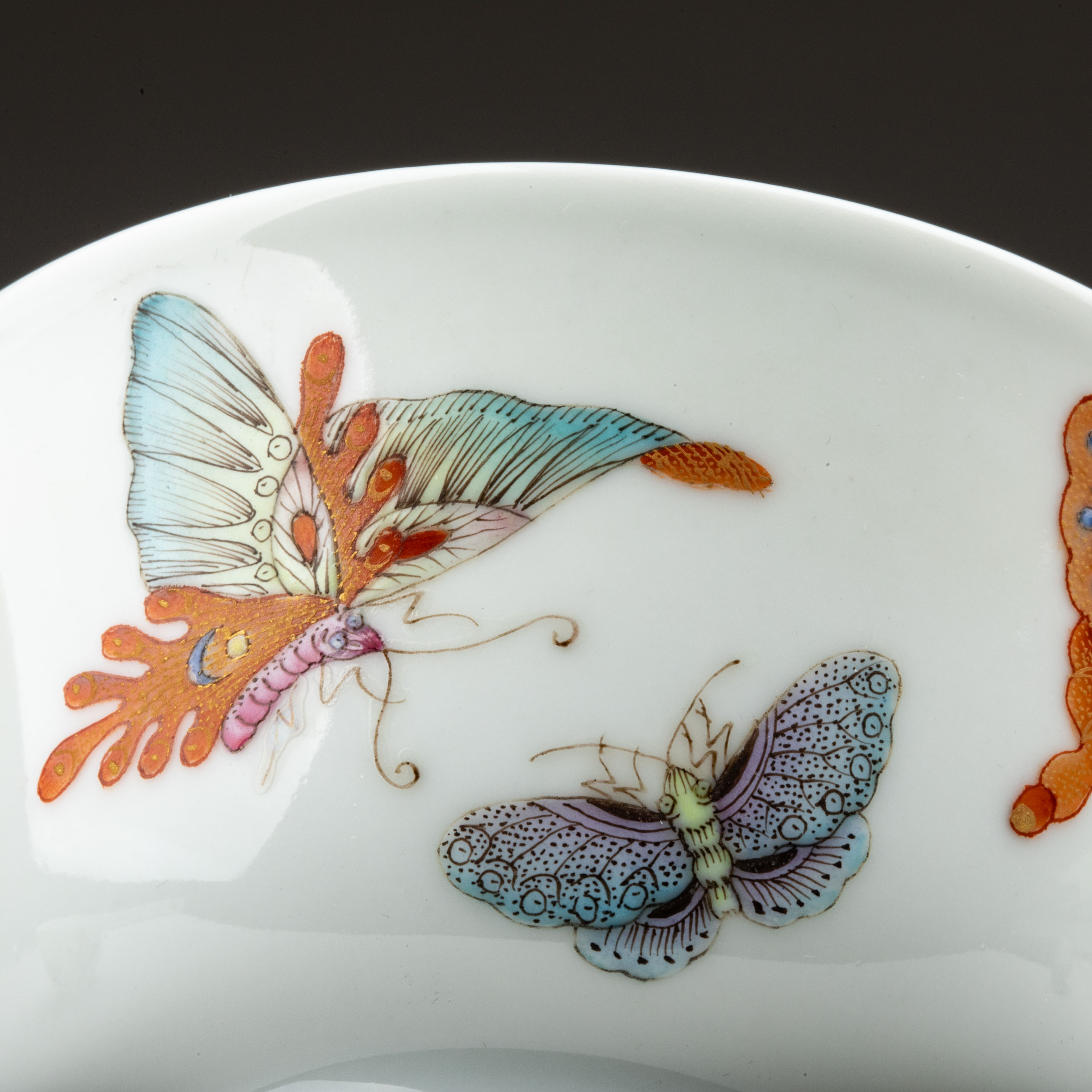 粉彩蝶々花樹紋杯 一対 雍正御製 款 清時代 擺件 中国古玩 中国美術 A827 粉彩蝶々花樹紋杯 一対 雍正御製 款 清時代 擺件 中国古玩 中国美術