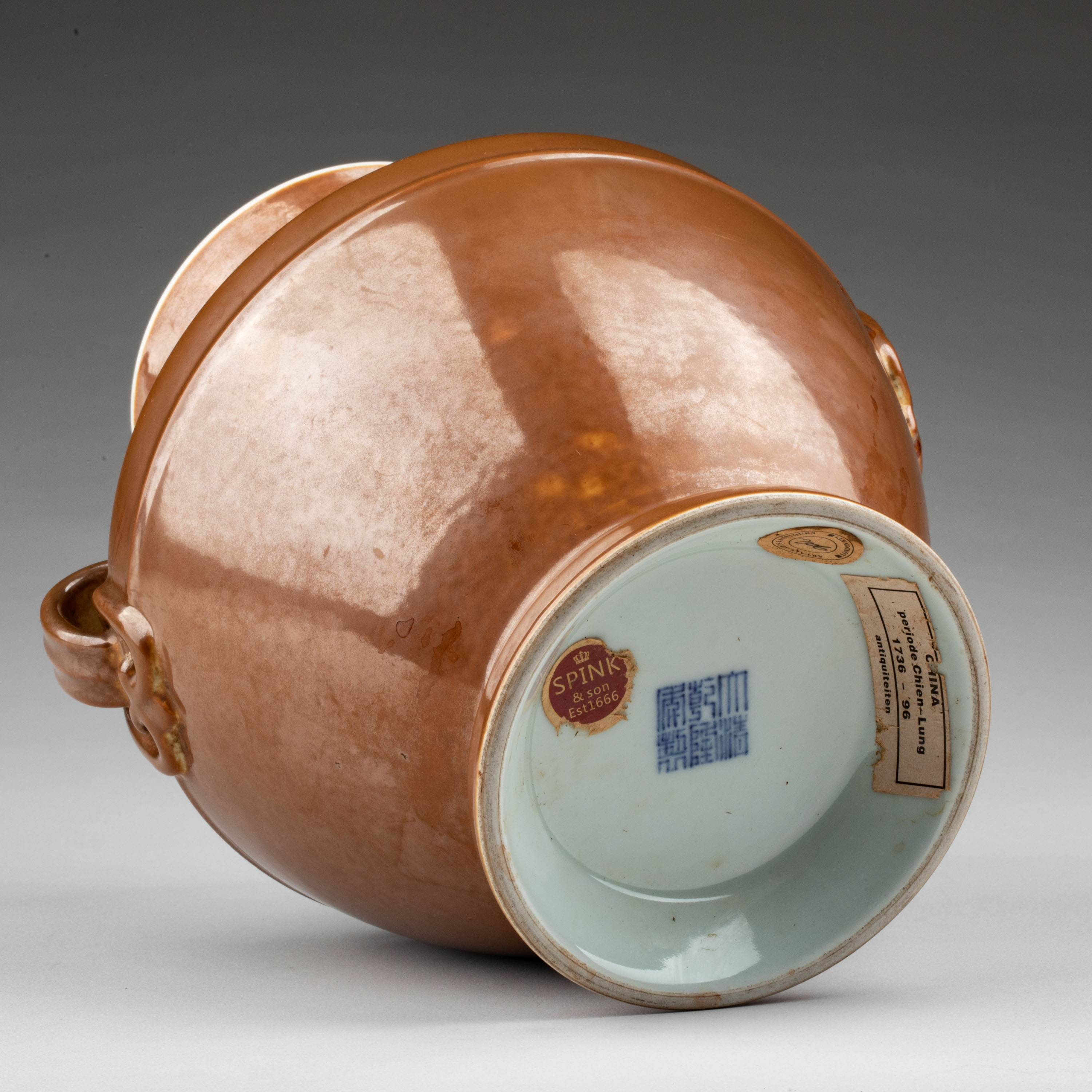 貨幣博物館 | 清乾隆 紫金釉賞瓶 SPINK標籤