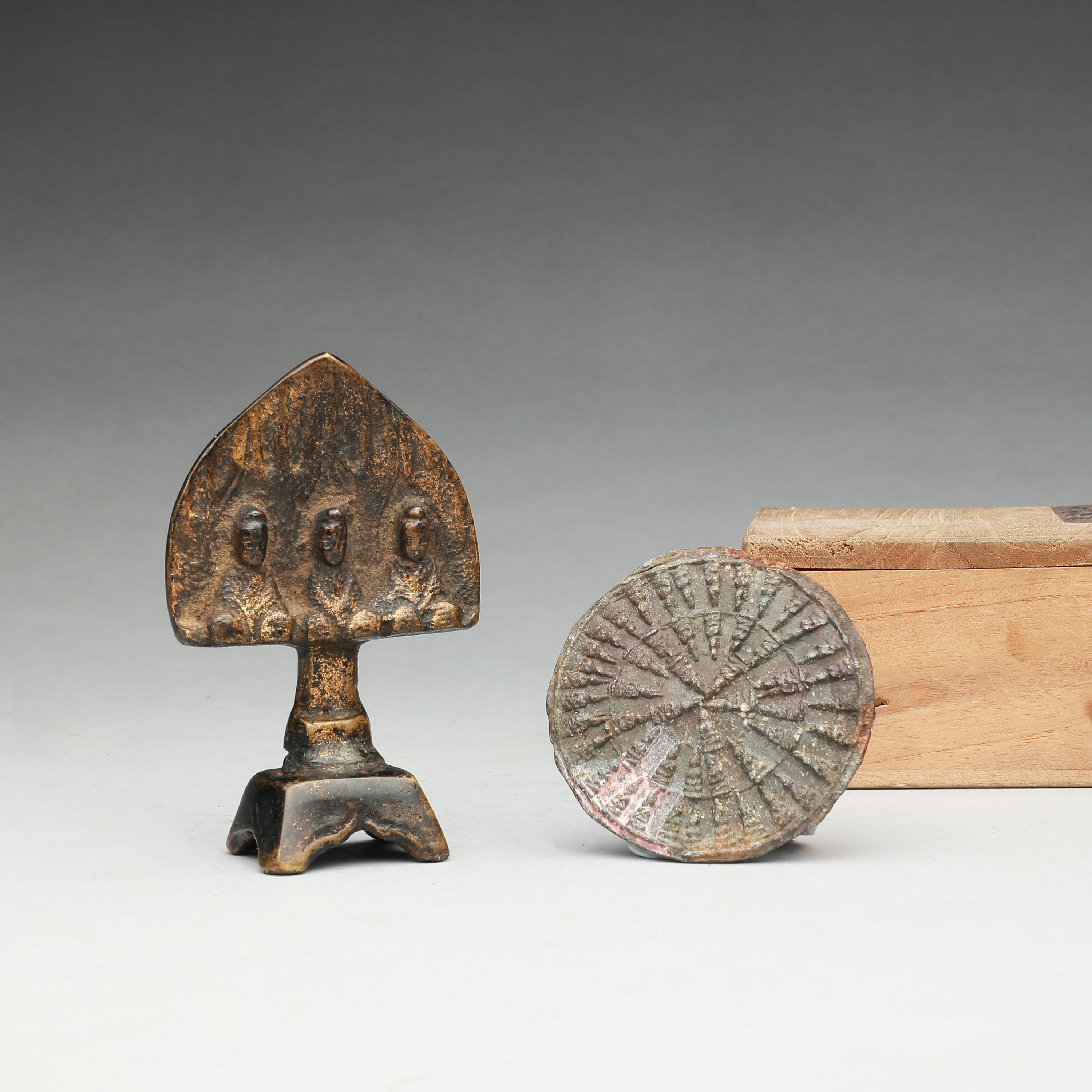 貨幣博物館 | 北魏 三尊銅佛像 佛牌 付木盒