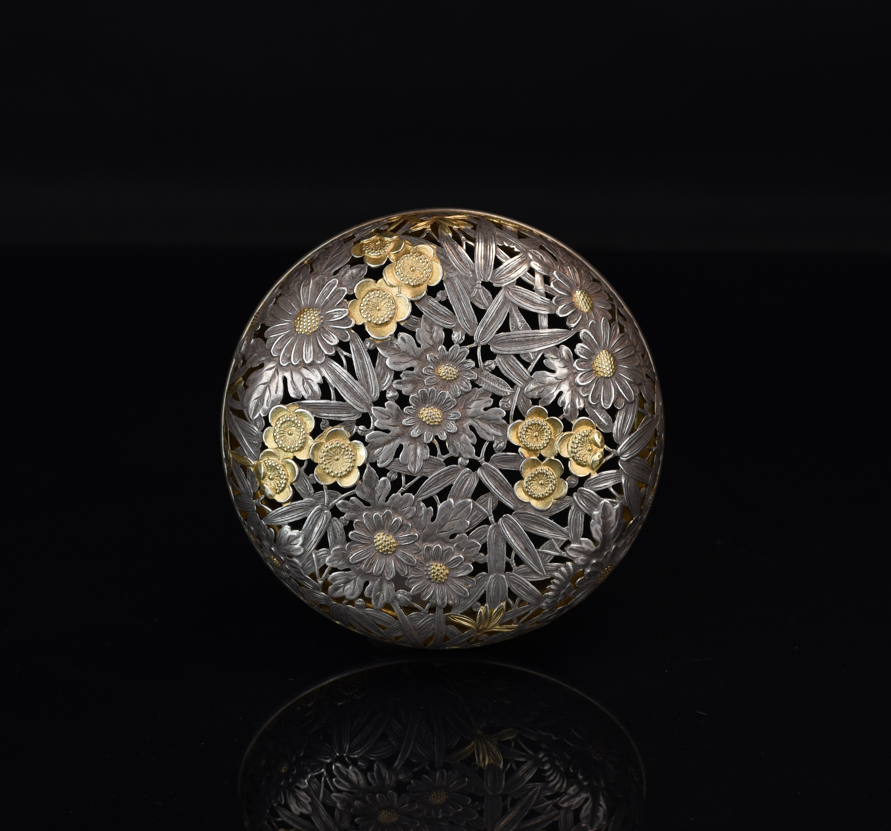 貨幣博物館 | 明 龍泉窯青磁香炉 信幸造純銀火屋付け 国磁