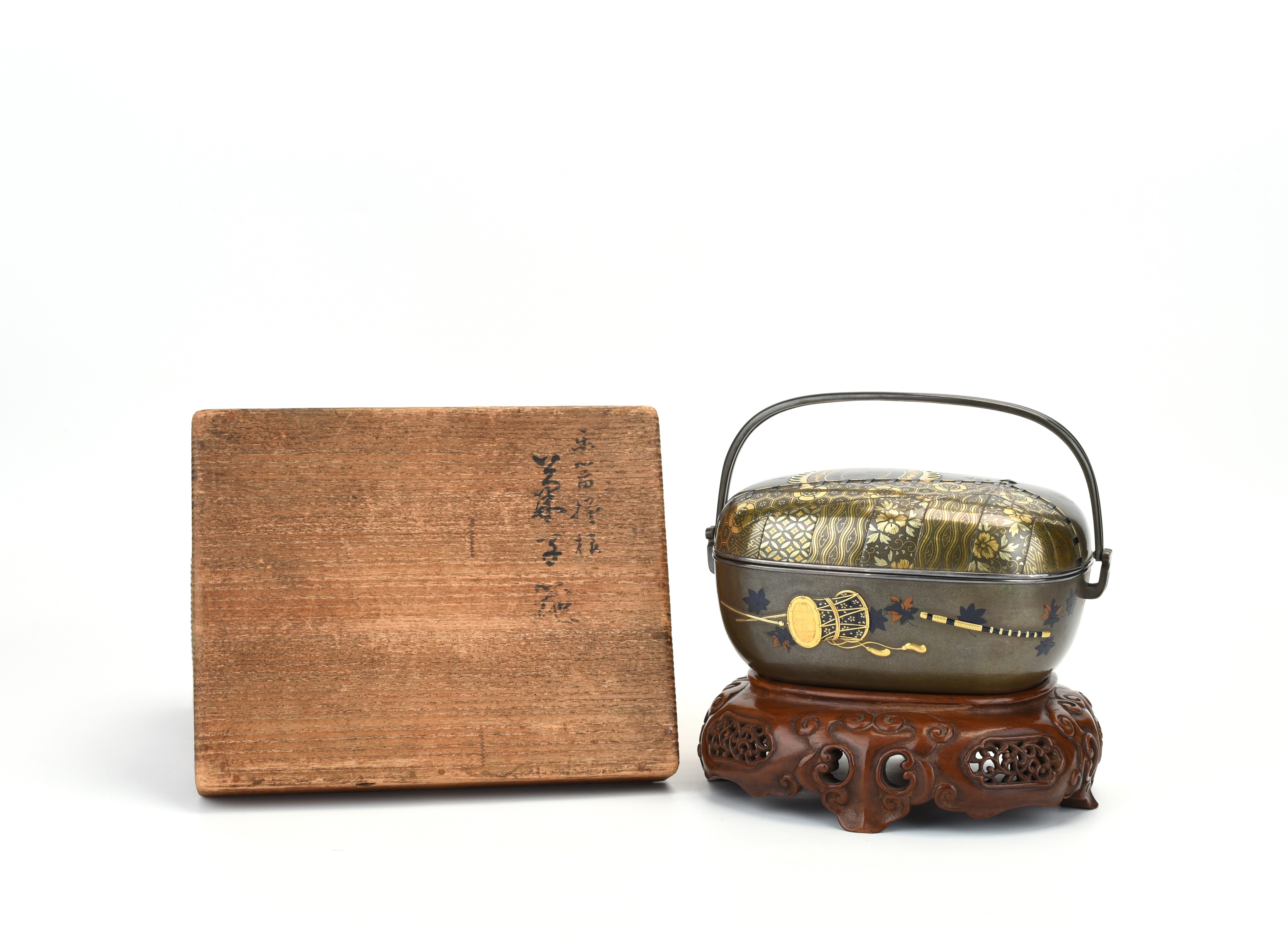 貨幣博物館 | 初代山川孝次作四分一雅楽図菓子器 二重箱 金工
