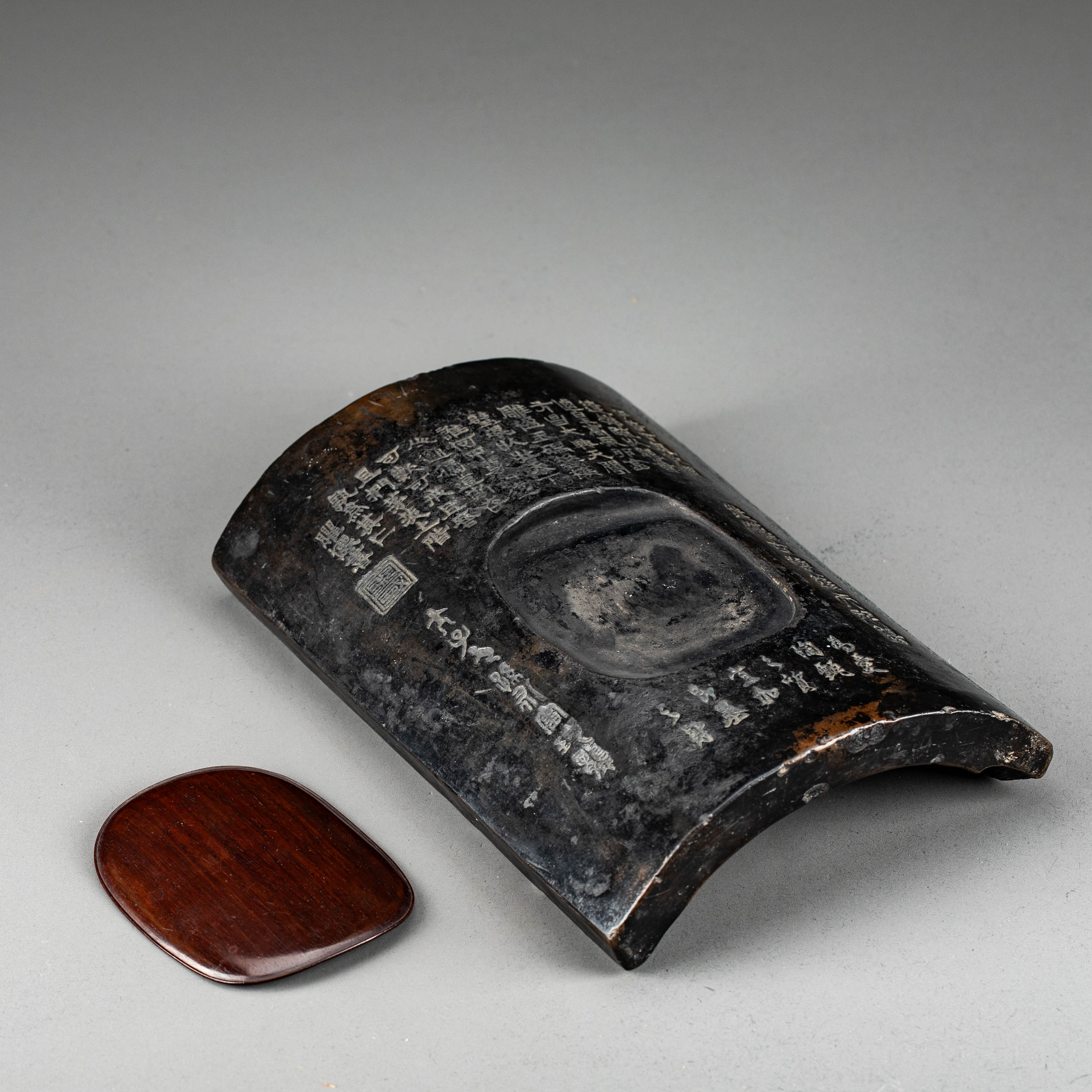 貨幣博物館 | 漢 未央宮東閣瓦硯 付木盒 仕覆 蓋