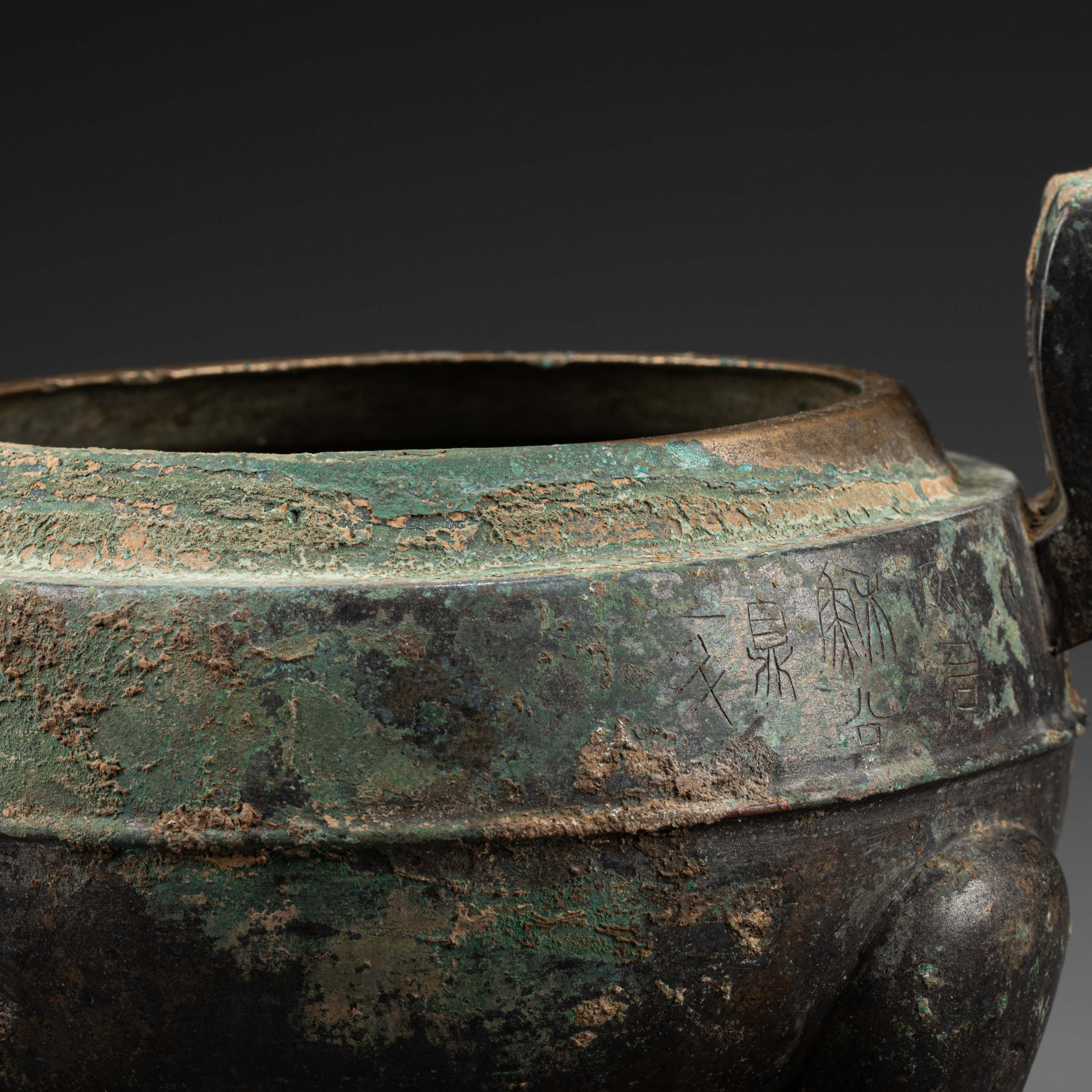銅の鼎 AN ARCHAIC BRONZE RITUAL FOOD VESSEL, DING LATE SHANG