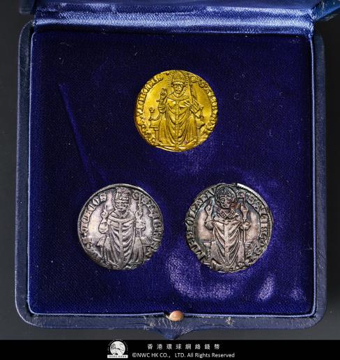 ITALY イタリア 金貨&銀貨 3枚組  Italian States - Duchy of Milan a Fantasy 3-piece set  金貨重約4.9g&銀貨總重約8.2g comprising Gold Florin Luchino Visconti （1339-1349）, Obverse: Ornate helmet topped with serpent eating man, Reverse: St. Ambrose seated facing, （original coin Friedberg 674）, Grosso of 2 Soldi Luchino Visconti （1339-1349） Obverse: Ornate helmet topped with serpent eating man,, Reverse St. Ambrose seated facing, Grosso of 2 Soldi Luchino Visconti （1339-1349） Obverse: Ornate cross within quatrefoil, A/UNC to UNC, all are stamped 1000, comes in a blue presentation box with three books ‘The Milan Mint‘, ‘The Double Ducat of Galeazzo Maria Sforza Fifth Duke of Milan‘ and ‘The Coins of Luchino Visconti‘ all by Banca Commerciale Italiana