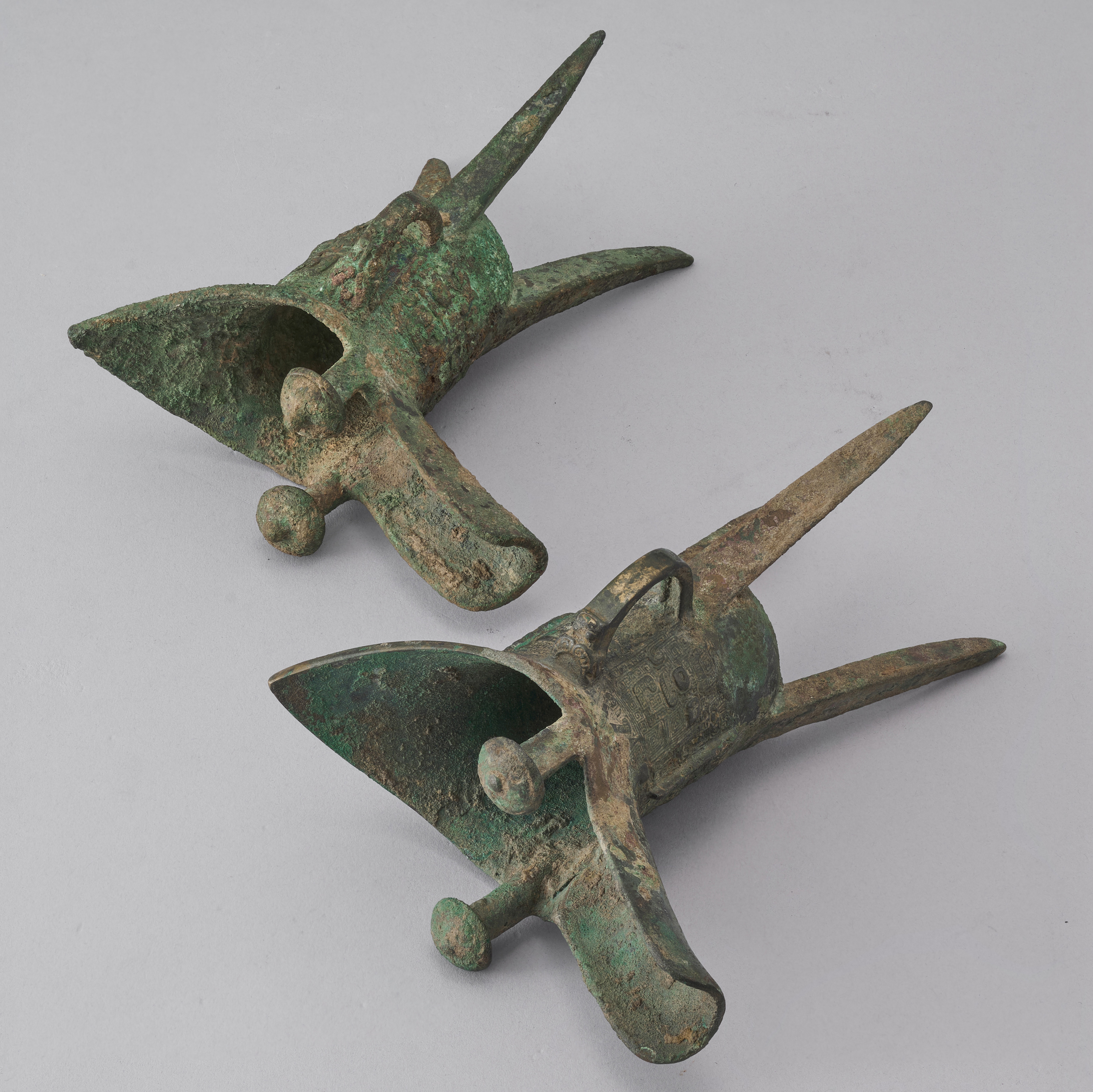 明時代 銅饕餮紋角型爵　酒杯　鑑賞物　置物　唐物　中国古玩(E-67) 明時代 銅饕餮紋角型爵 酒杯 鑑賞物 置物 唐物 中国古玩(