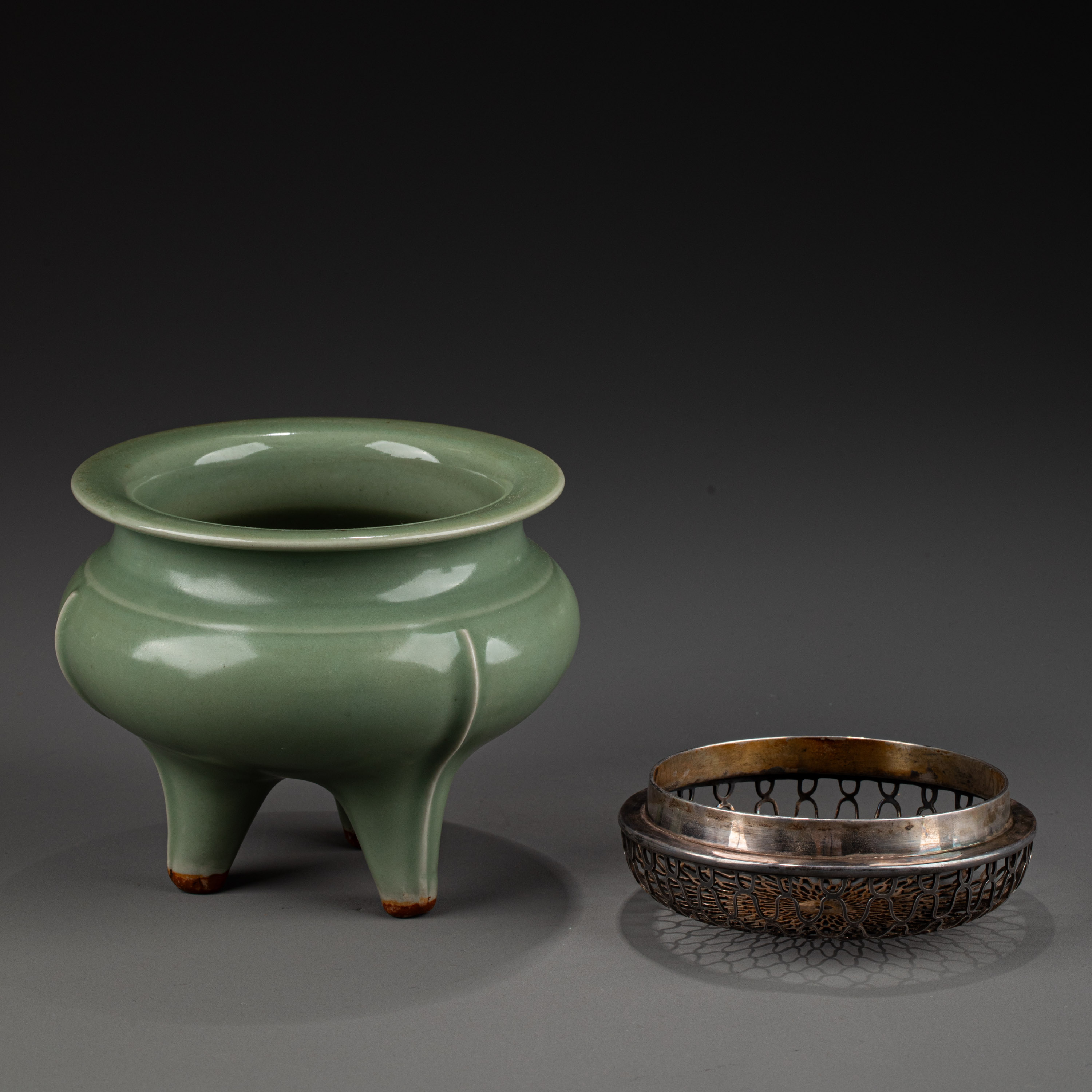 貨幣博物館 | 宋 青磁袴腰三足爐 付木盒 銀蓋