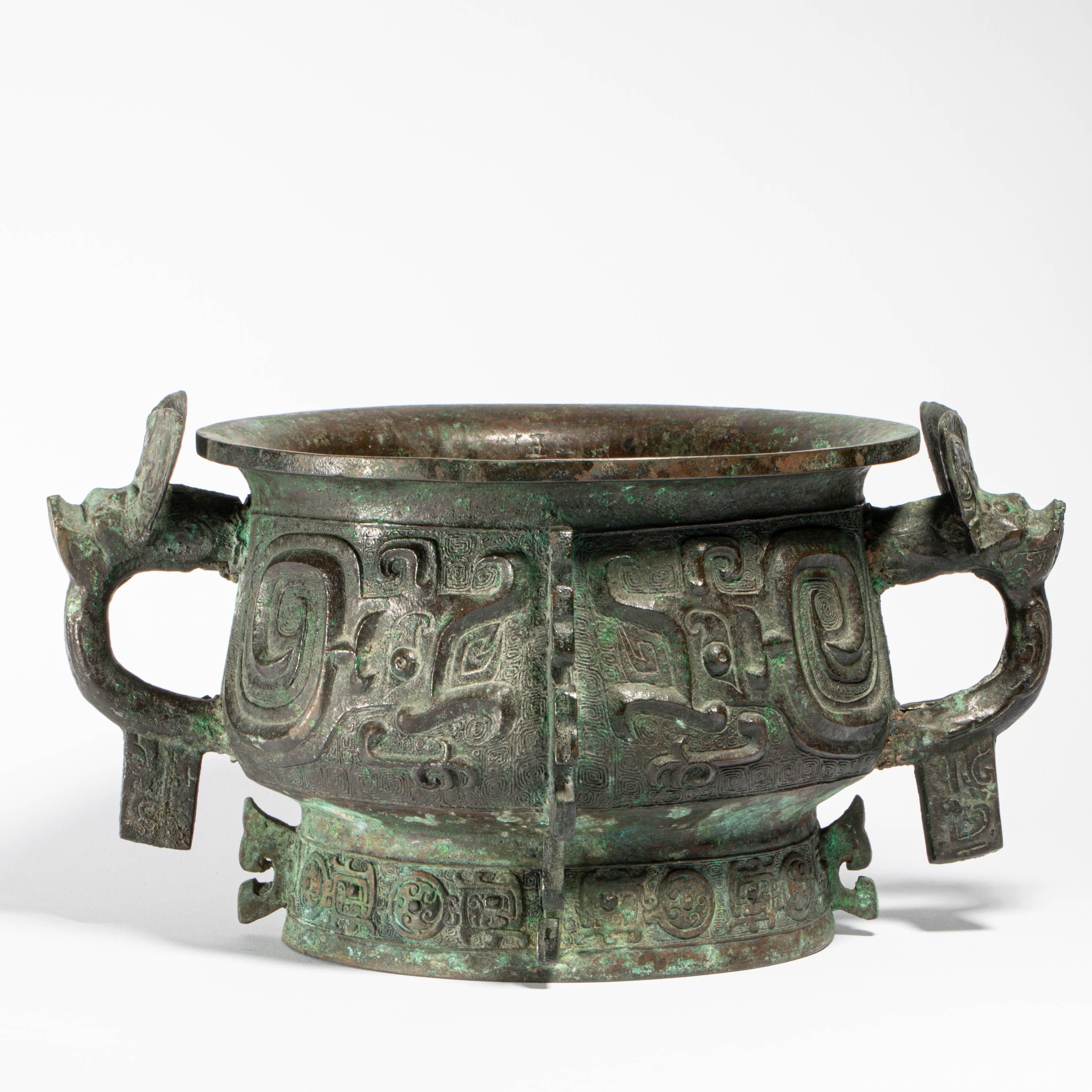 緑屋□i9*f 中国古玩 青銅器 饕餮文 爵 香炉 箱付 高
