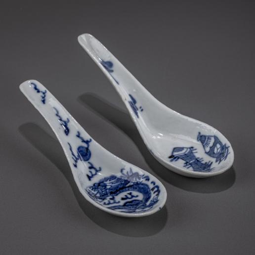 中国　玉石瑪瑙石彫刻　蓮葉金魚刻　鼻煙壷　小壷　時代箱付　M　R8754 中国 玉石瑪瑙石彫刻 蓮葉金魚刻 鼻煙壷 小壷 時代箱付 M R8754