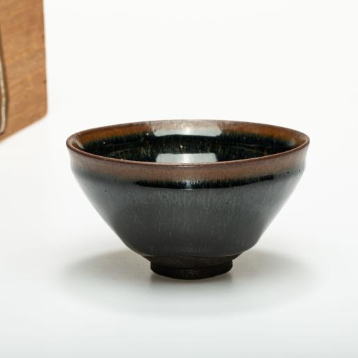 中国古美術・旧蔵の貝殻を鎏金で飾った陶磁器、侍女の文様が施された葵口洗・5x30 魚幣と馨幣の展示 | kulif 化石 富貴蘭 石斛 寒葵 食虫植物 桜草