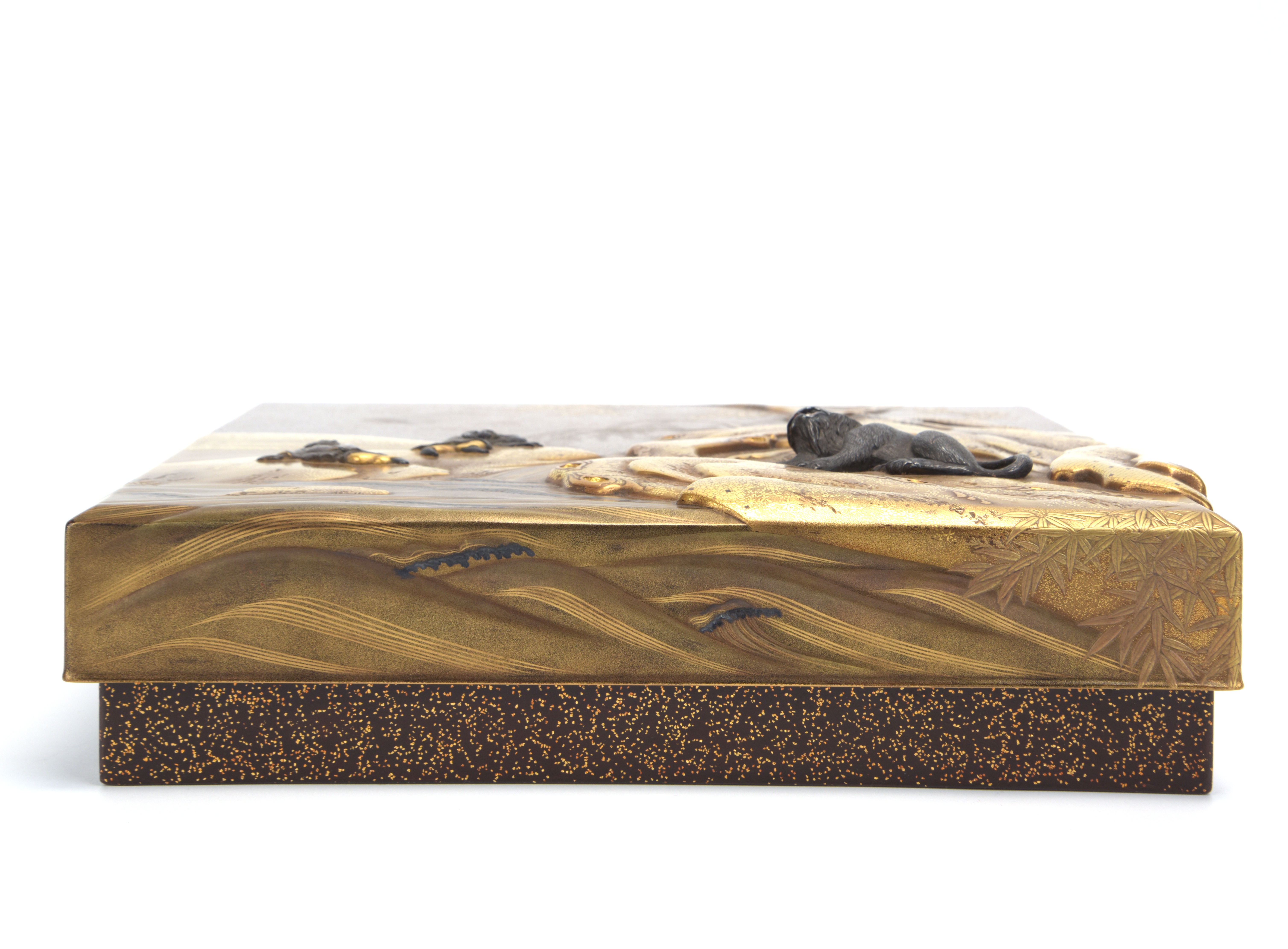 貨幣博物館 | 岩間政盧作人物虎紋金工象嵌山水図金梨地蒔絵硯箱